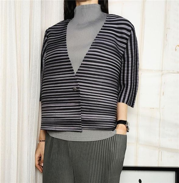 miyake folds half sleeve v-neck mesh single button stripe coat in stock women's jackets, Black;brown
miyake folds half sleeve v-neck mesh single button stripe coat in stock women's jackets, Black;brown