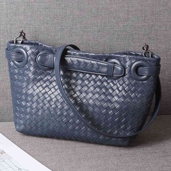 women's 2021 new sheepskin hand woven large capacity european and american fashionable and atmospheric leather one shoulder handbag
women's 2021 new sheepskin hand woven large capacity european and american fashionable and atmospheric leather one shoulder handbag