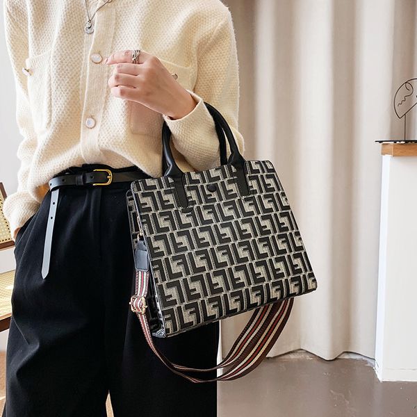 women bags brand female fashion portable single shoulder messenger versatile large capacity women's tote bag retro letter luxury handba
women bags brand female fashion portable single shoulder messenger versatile large capacity women's tote bag retro letter luxury handba