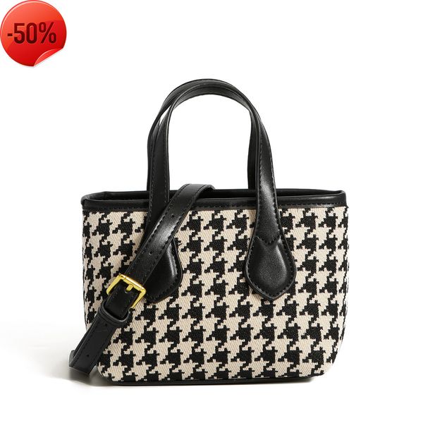 the factory directly qianniao female winter 2022 new check woolen hand diana bag
the factory directly qianniao female winter 2022 new check woolen hand diana bag