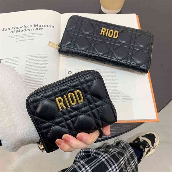 the fashion trend of red, hand-held women's xiaoxiang lingge embroidery thread, the foreign style is 80% off purse sales, Red;black
the fashion trend of red, hand-held women's xiaoxiang lingge embroidery thread, the foreign style is 80% off purse sales, Red;black