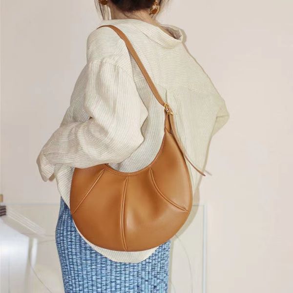 fashion hobos shoulder bag comfortable simple generous and versatile collocation handbag adjustable shoulder strap
fashion hobos shoulder bag comfortable simple generous and versatile collocation handbag adjustable shoulder strap