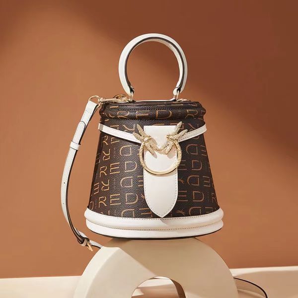 2022 high-end niche irregular women's one-shoulder messenger bag all-match portable bucket bag without collision
2022 high-end niche irregular women's one-shoulder messenger bag all-match portable bucket bag without collision