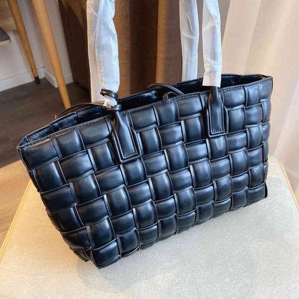 large capacity woven tote bag women shopping handbag shoulder leather designer brand female bucket with zipper pouch 22012314
large capacity woven tote bag women shopping handbag shoulder leather designer brand female bucket with zipper pouch 22012314