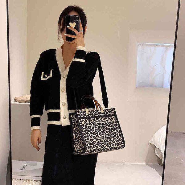 ladies fashion personality trend new brand bag wholesale texture women's commuting high-capacity tote single shoulder diagonal slung ha
ladies fashion personality trend new brand bag wholesale texture women's commuting high-capacity tote single shoulder diagonal slung ha