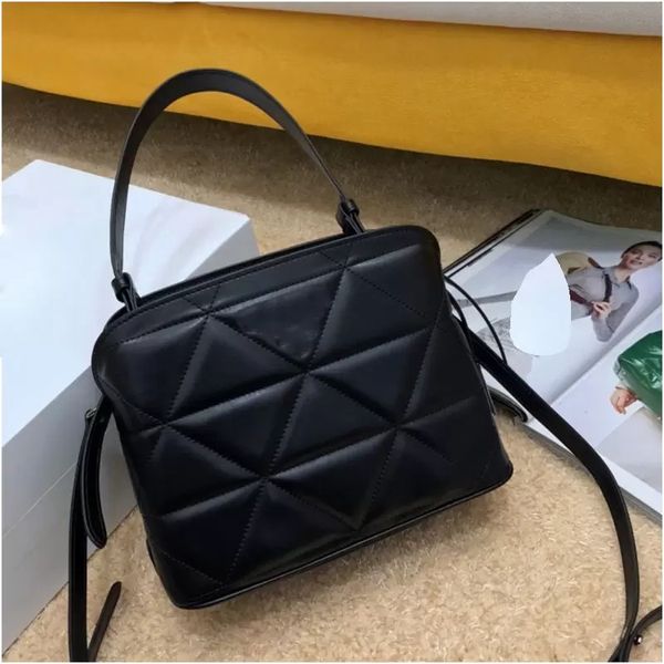 luxurys designer bag alma bb 26cm women shoulder bags messenger bag leather handbag wallet purse crossbody tote with lock key, Black;red
luxurys designer bag alma bb 26cm women shoulder bags messenger bag leather handbag wallet purse crossbody tote with lock key, Black;red