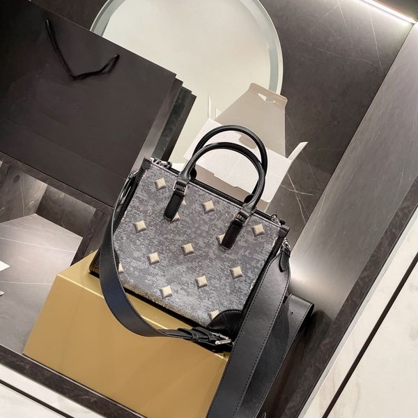 designer shoulder bag for men and women canvas portable shopping bag printing embroidery process
designer shoulder bag for men and women canvas portable shopping bag printing embroidery process