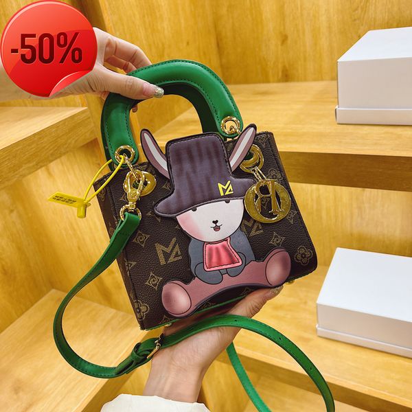 luxury designerprincess diana female spring summer 2022 new color contrast cartoon small square bag portable single shoulder messenger fashi
luxury designerprincess diana female spring summer 2022 new color contrast cartoon small square bag portable single shoulder messenger fashi