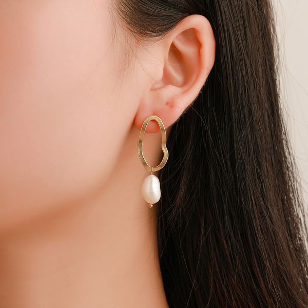 women tassel imitation pearl stud earrings irregular geometric gold drop earring european female hollow out alloy ear studs jewelry wholesal, Golden;silver
women tassel imitation pearl stud earrings irregular geometric gold drop earring european female hollow out alloy ear studs jewelry wholesal, Golden;silver