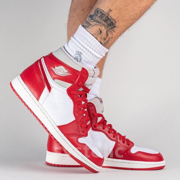 2022 authentic 1 high og wmns chenille red shoes newstalgia dj4891-061 men women outdoor sports sneakers with original box
2022 authentic 1 high og wmns chenille red shoes newstalgia dj4891-061 men women outdoor sports sneakers with original box