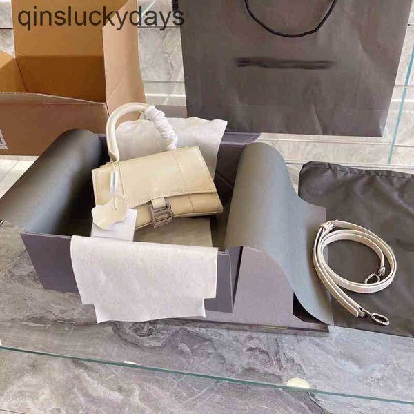 handbags balencigas luxuries star same bag female 2022 fashion messenger versatile crocodile hourglass leather
handbags balencigas luxuries star same bag female 2022 fashion messenger versatile crocodile hourglass leather