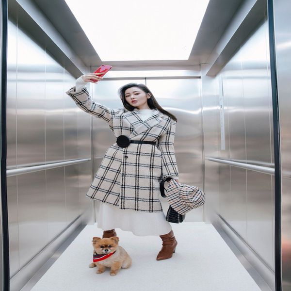 women's wool & blends style in autumn and winter of zhang tianai's same lapel plaid long temperament woolen coat, Black
women's wool & blends style in autumn and winter of zhang tianai's same lapel plaid long temperament woolen coat, Black