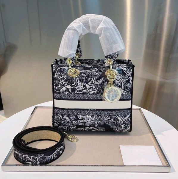 fashion accessories djia designer princess diana handbag lady d-lite reverse print embroidery triangular mark shoulder purse monochrome prin, Silver
fashion accessories djia designer princess diana handbag lady d-lite reverse print embroidery triangular mark shoulder purse monochrome prin, Silver