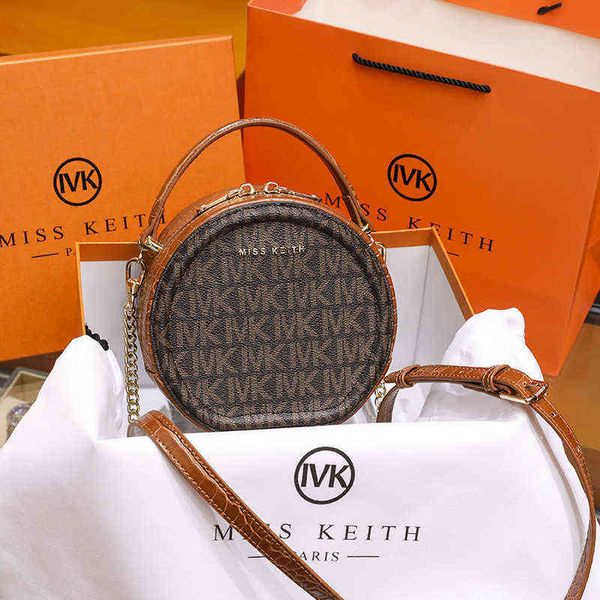 2022 women's bag menger autumn and winter portable fashion versatile one shoulder niche high sense small round bag
2022 women's bag menger autumn and winter portable fashion versatile one shoulder niche high sense small round bag