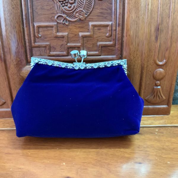 designer cc even bag woman new retro dinner bag velvet cheongsam dress banquet versatile diamond hand chain messenger bag
designer cc even bag woman new retro dinner bag velvet cheongsam dress banquet versatile diamond hand chain messenger bag