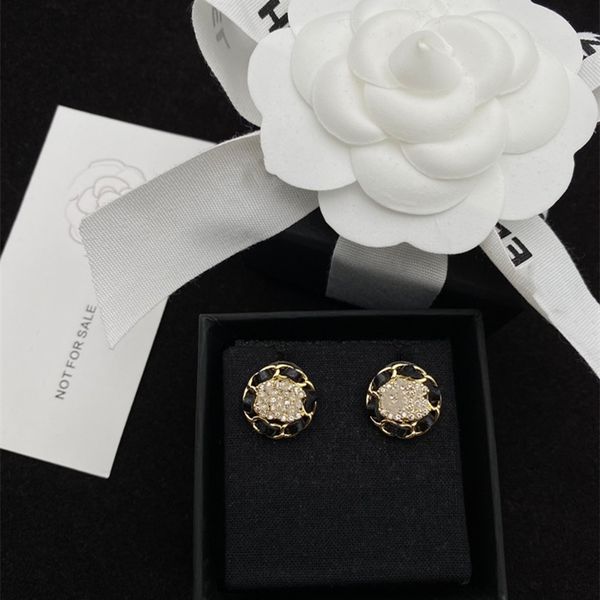 new style women's stud earrings fashion pearl diamond inlaid designer light luxury jewelry gold plated love heart earrings simple shiny, Golden;silver
new style women's stud earrings fashion pearl diamond inlaid designer light luxury jewelry gold plated love heart earrings simple shiny, Golden;silver