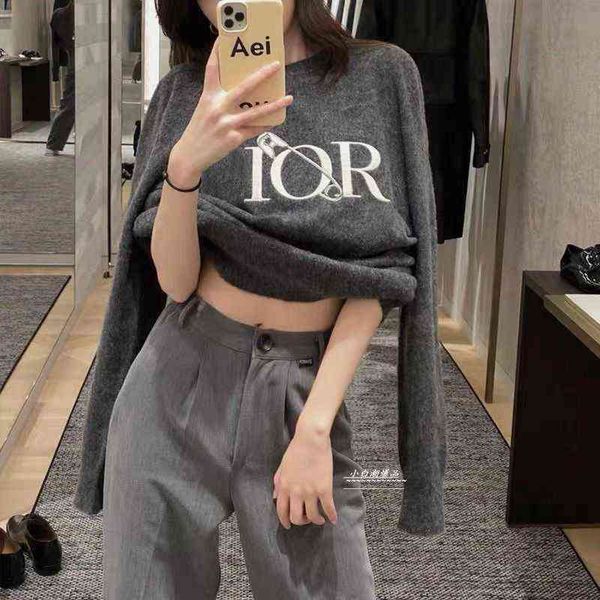 75% off factory direct online sweater is loose languid new pins in autumn winter are embroidered with letters the men and women have the sam, White;black
75% off factory direct online sweater is loose languid new pins in autumn winter are embroidered with letters the men and women have the sam, White;black