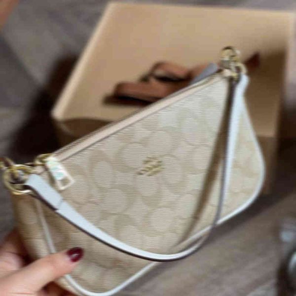 2022 new carriage mountain brown msenger c kou decor armpit double shoulder belt 2022 luxury brand fashion design versatile ladies bags
2022 new carriage mountain brown msenger c kou decor armpit double shoulder belt 2022 luxury brand fashion design versatile ladies bags