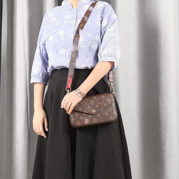 2023 designer all-match new hand-held ladies bag chain coin purse single shoulder messenger envelope small square bag three-in-one suit
2023 designer all-match new hand-held ladies bag chain coin purse single shoulder messenger envelope small square bag three-in-one suit