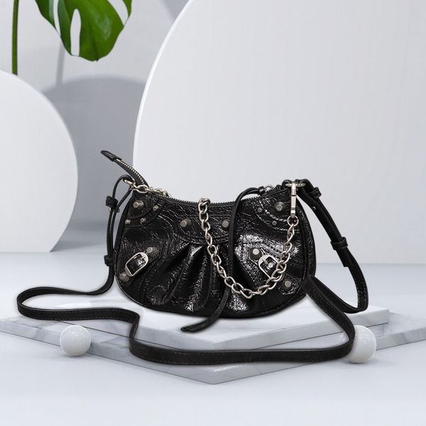 2022 locomotive bag chain female leather underarm rivet semicircle bags trendy baguette mini shoulder handbag casual
2022 locomotive bag chain female leather underarm rivet semicircle bags trendy baguette mini shoulder handbag casual