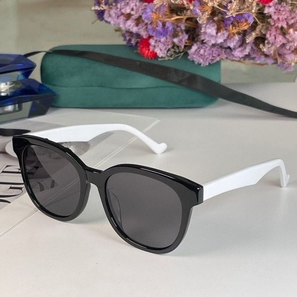 2022 women men sunglasses white black plank frame grey round lenses available with box
2022 women men sunglasses white black plank frame grey round lenses available with box