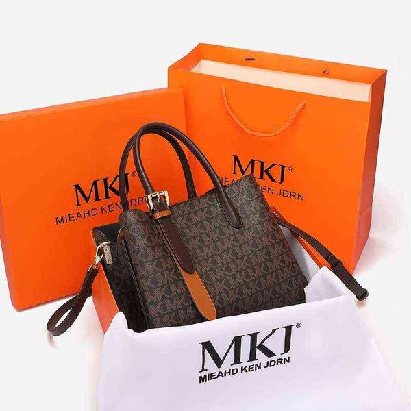 leather women's bag autumn and winter fashion middle-aged mother's atmospheric luxury hand-held menger
leather women's bag autumn and winter fashion middle-aged mother's atmospheric luxury hand-held menger