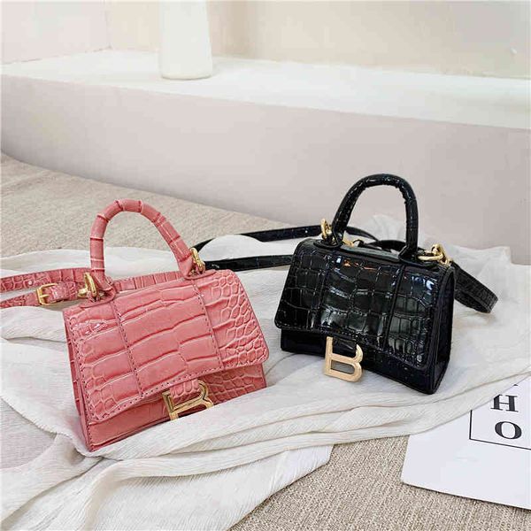 handbags 2022 women's sling one shoulder messenger portable crocodile pattern style underarm
handbags 2022 women's sling one shoulder messenger portable crocodile pattern style underarm