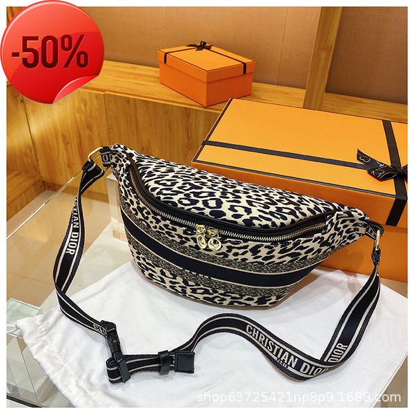 the factory directly family d new style cht classic printing small fashion girl msenger net red same bag
the factory directly family d new style cht classic printing small fashion girl msenger net red same bag