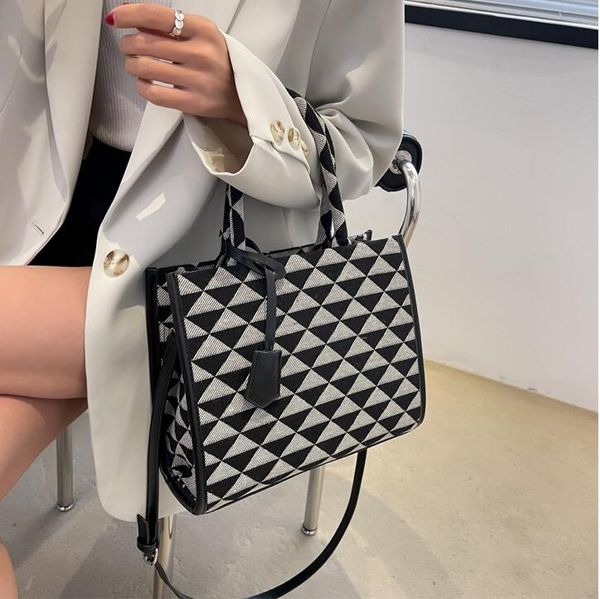 7698p designer shoulder bag retro female trendy handbag luxury big fashion high capacity shopper shopping tote
7698p designer shoulder bag retro female trendy handbag luxury big fashion high capacity shopper shopping tote