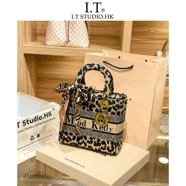 factory online export designer tide brand ladies bag women's 2022 new fashion embroidered old flower single shoulder messenger portable
factory online export designer tide brand ladies bag women's 2022 new fashion embroidered old flower single shoulder messenger portable