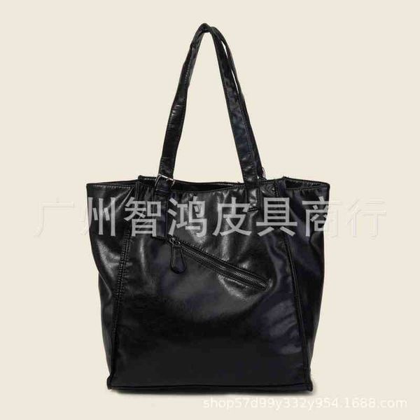 2022 korean wash leather shoulder bag leisure soft leather tote large capacity shopping literature and art office
2022 korean wash leather shoulder bag leisure soft leather tote large capacity shopping literature and art office