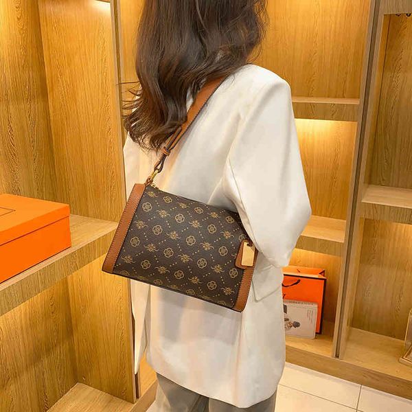designer handbags 2022 trendy large capacity old flower single shoulder pillow bag women's minority design high-grade messenger tote
designer handbags 2022 trendy large capacity old flower single shoulder pillow bag women's minority design high-grade messenger tote