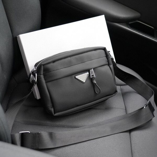new mens designer bag waterproof wear-resistant nylon crossbody bags hardware messenger bag famous phone purse wide shoulder straps cross bo
new mens designer bag waterproof wear-resistant nylon crossbody bags hardware messenger bag famous phone purse wide shoulder straps cross bo