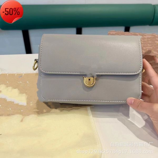 luxury designer2022 new c family single shoulder slant span flip fashion simple women's small square bag
luxury designer2022 new c family single shoulder slant span flip fashion simple women's small square bag