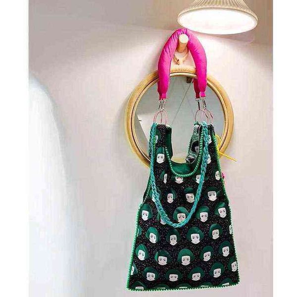 minority design bag female high capacity graffiti chain double sided cloth bag single shoulder messenger tote bag 220513
minority design bag female high capacity graffiti chain double sided cloth bag single shoulder messenger tote bag 220513