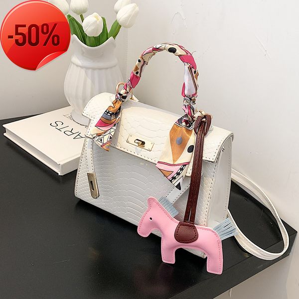 the factory directly small female diana 2022 new trendy texture msenger small summer handbag
the factory directly small female diana 2022 new trendy texture msenger small summer handbag