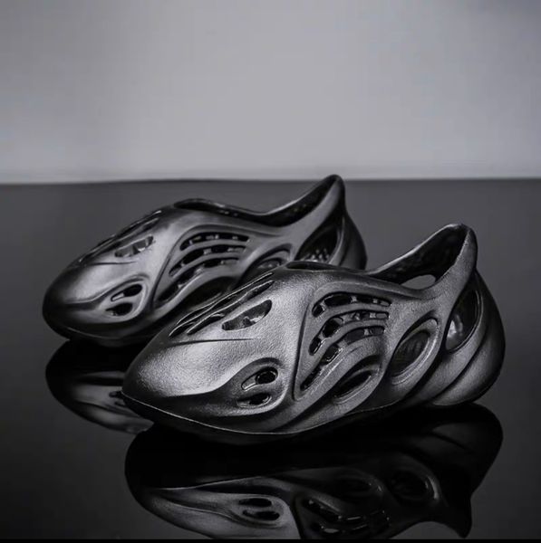 2022 designer comfortable slides slide slipper earth brown mxt moon grey yeezies foam runners slippers cream yellow women mens sandals soot, Black 
2022 designer comfortable slides slide slipper earth brown mxt moon grey yeezies foam runners slippers cream yellow women mens sandals soot, Black