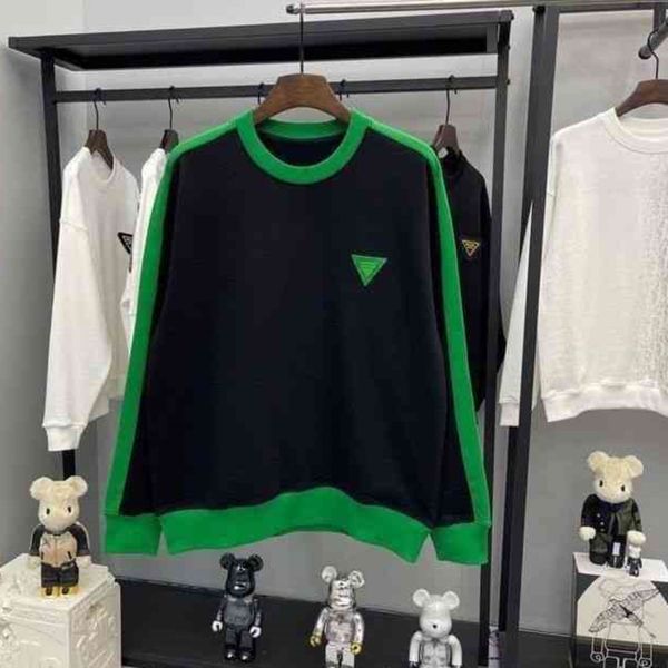 bv high-quality black and green contrast stitched round-neck sweatshirt men's and women's autumn and winter triangle badge green p
bv high-quality black and green contrast stitched round-neck sweatshirt men's and women's autumn and winter triangle badge green p