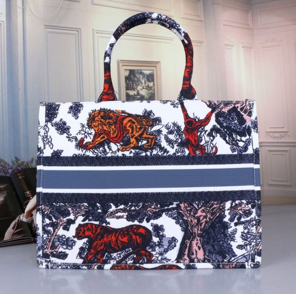 2022 women luxury designers tote bags canvas large capacity handbag female wild commuter presbyopia big shopping bag embroidery fashion lady
2022 women luxury designers tote bags canvas large capacity handbag female wild commuter presbyopia big shopping bag embroidery fashion lady