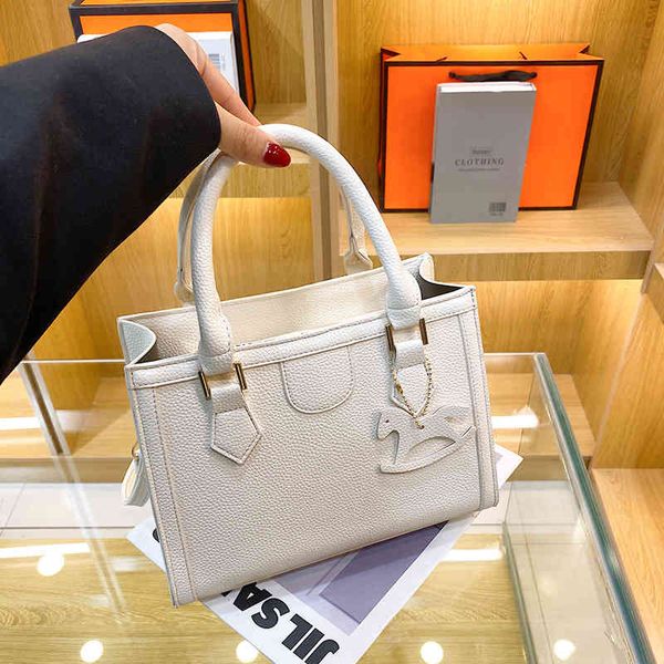 high texture princess dai fashion one shoulder messenger bag korean version simple leather portable women's bag luxury designer
high texture princess dai fashion one shoulder messenger bag korean version simple leather portable women's bag luxury designer