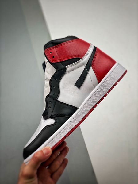 classic 1s basketball shoes 1 high og black toe white black-varsity red outdoor sports sneakers original boxes ship out
classic 1s basketball shoes 1 high og black toe white black-varsity red outdoor sports sneakers original boxes ship out