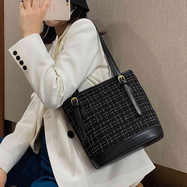 fashion women's new high-quality versatile bag luxury designer autumn hand fashion net red shoulder large capacity lattice tote bag 
fashion women's new high-quality versatile bag luxury designer autumn hand fashion net red shoulder large capacity lattice tote bag