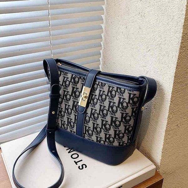 atmosphere lattice messenger bag new bucket bag women's shoulder bag early winter foreign style large capacity
atmosphere lattice messenger bag new bucket bag women's shoulder bag early winter foreign style large capacity