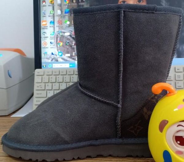 genuine leather fashion l and u 5825 short middle women snow boots sheepskin fur keep warm boots with card dustbag lady girl beautiful gift, Black
genuine leather fashion l and u 5825 short middle women snow boots sheepskin fur keep warm boots with card dustbag lady girl beautiful gift, Black