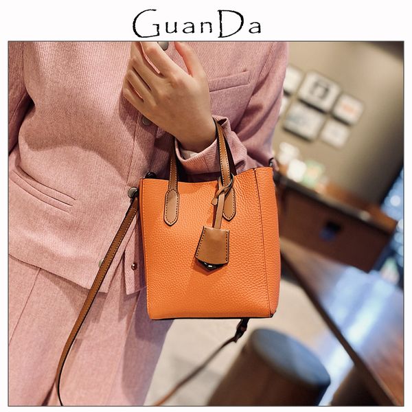 2022 luxury genuine leather women small tote handbag vintage versatile female design hobos bucket crossbody bag with handles
2022 luxury genuine leather women small tote handbag vintage versatile female design hobos bucket crossbody bag with handles