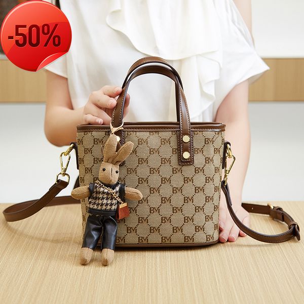 fashion luxury designerfashion printed bucket korean version simple women's new 2022 summer basket handbag single shoulder messenger ba
fashion luxury designerfashion printed bucket korean version simple women's new 2022 summer basket handbag single shoulder messenger ba