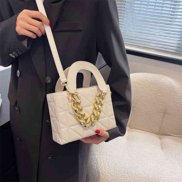 i female new fashion chain high bag versatile high-grade texture one shoulder small square bag 
i female new fashion chain high bag versatile high-grade texture one shoulder small square bag