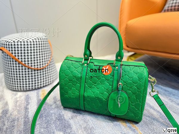 classic ladies shoulder bag imported cowhide material lining nylon material fashion luxury designer messenger bag handbag
classic ladies shoulder bag imported cowhide material lining nylon material fashion luxury designer messenger bag handbag