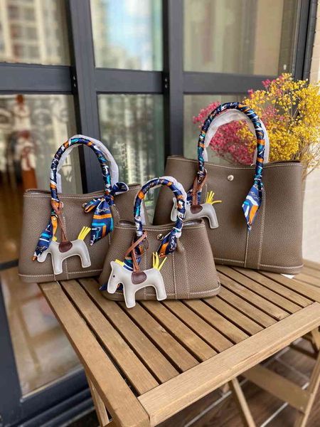 original edition designer classic hremm bags 2023 new layer cowhide litchi pattern garden bag leather portable versati 565l
original edition designer classic hremm bags 2023 new layer cowhide litchi pattern garden bag leather portable versati 565l