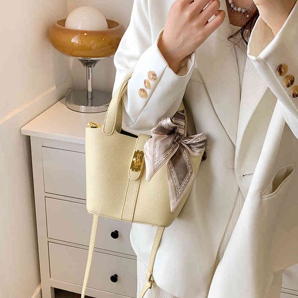 ladies fashion personality trend new brand bag wholesale 2022 silk scarf bow simple square buckle handbag shoulder solid women's
ladies fashion personality trend new brand bag wholesale 2022 silk scarf bow simple square buckle handbag shoulder solid women's